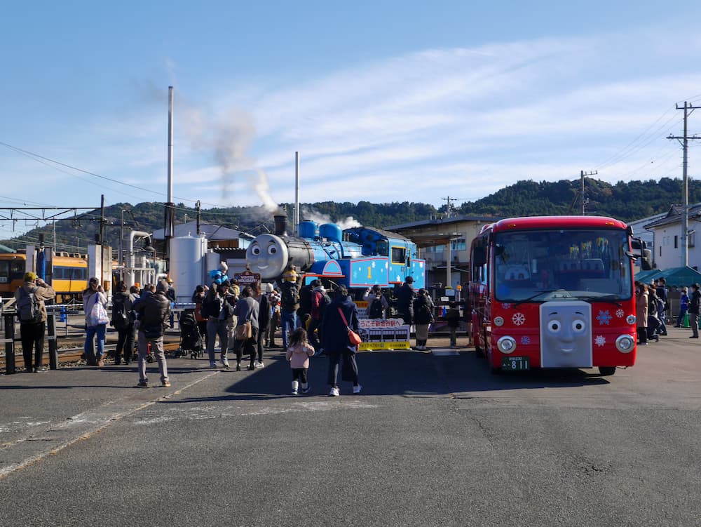 転車台のトーマスとバスのバーティーの写真